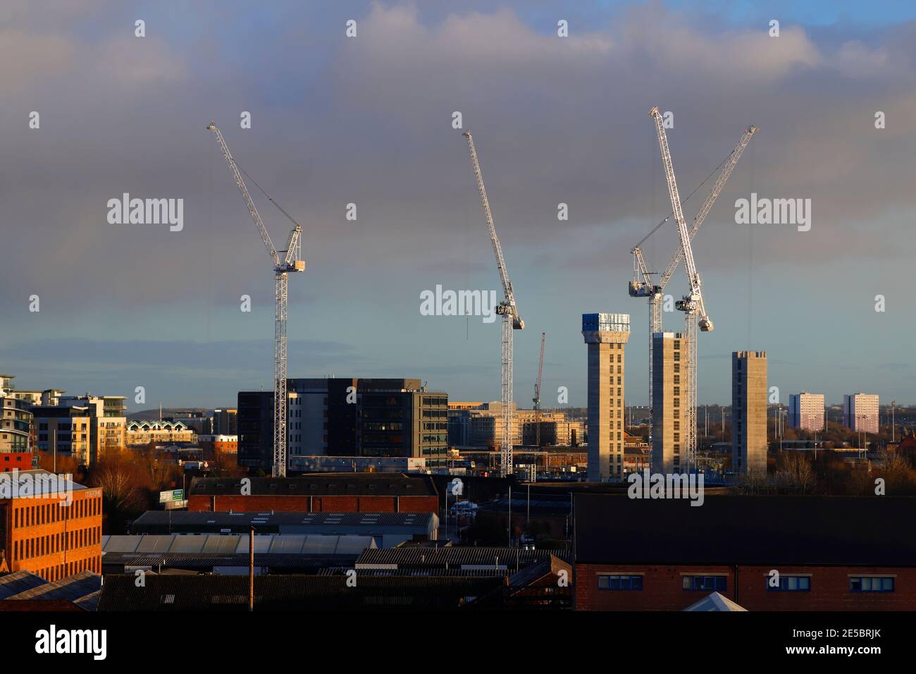 Turmdrehkrane auf Monk Bridge Entwicklung in Leeds. Das Bauprojekt wird aus über 600 Wohnungen bestehen, die nach Fertigstellung zu vermieten sind. Stockfoto