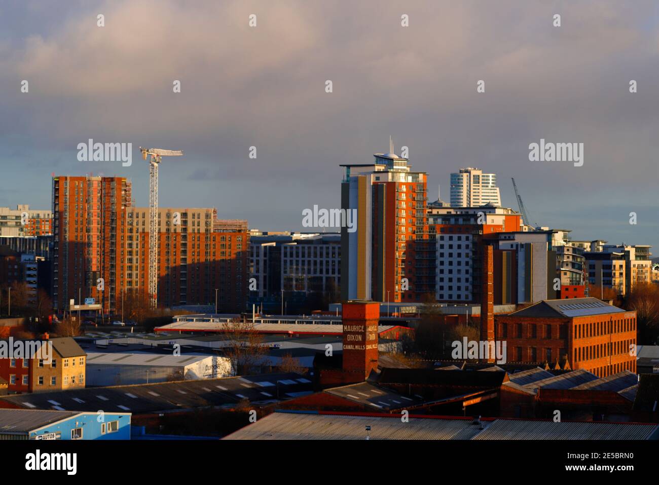 Teil der Skyline von Leeds umfasst Wellington Place (links) City Island (links in der Mitte) Bridgewater Place (Mitte rechts) & Castleton Mill (unten rechts) Stockfoto