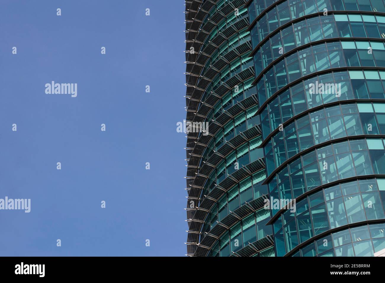 Hintergrundbild mit grünem Glasmuster aus dem Flagship-Gebäude El Corte Ingles in Madrid (Spanien). Stockfoto