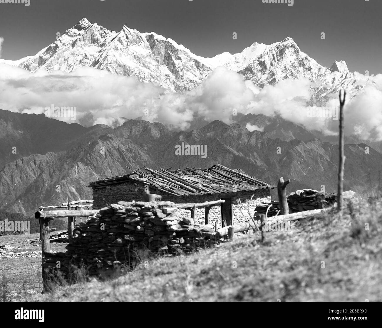 Blick von Jaljala Pass mit Chalet auf Weideland und Mount Annapurna - Nepal, schwarz-weiß Ansicht Stockfoto
