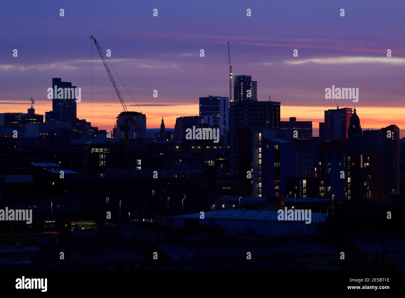 Skyline von Leeds bei Sonnenaufgang. Sky Plaza (links) Altus House (Mitte) Rathaus Uhrturm (rechts) Stockfoto