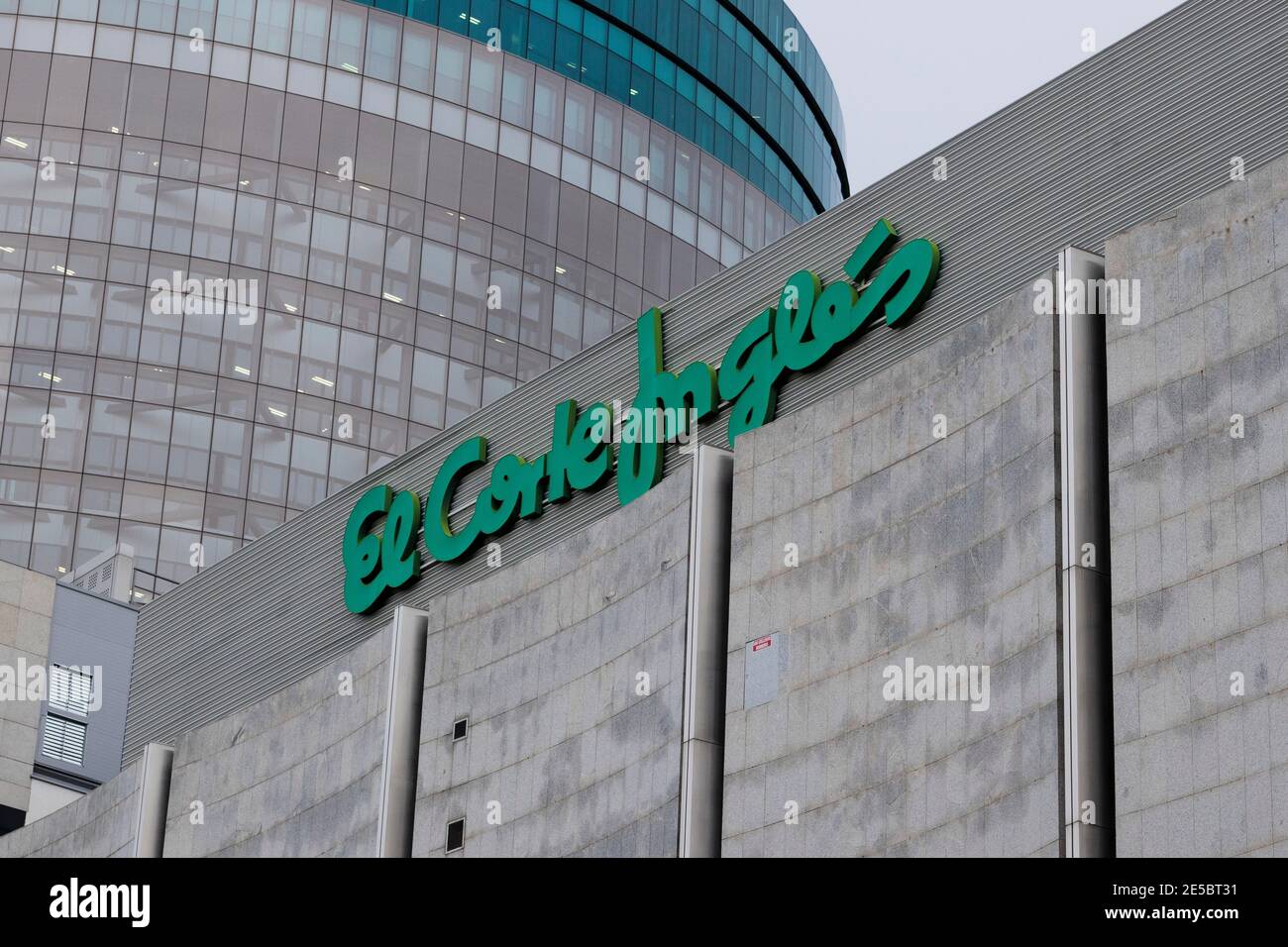 Firmenlogo El Corte Ingles an der Spitze eines Gebäudes in Madrid (Spanien). Stockfoto