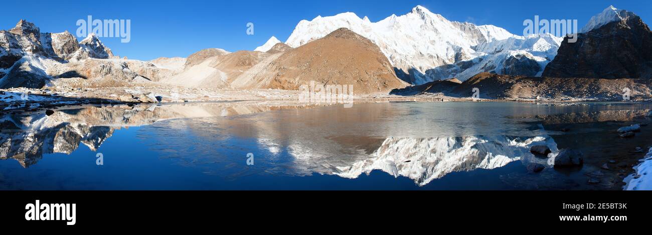 Blick auf Cho Oyu Spiegelung im See - Cho Oyu Basislager - Everest Trek - Nepal Stockfoto