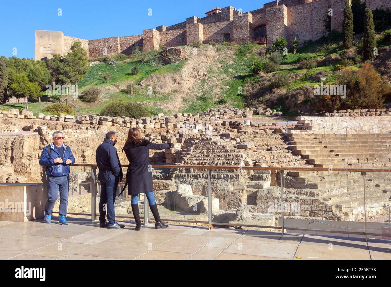 Antike Ruinen des römischen Theaters unter der Festung Alcazaba in Malaga Costa del Sol Andalusien Spanien Touristen Sightseeing Stockfoto