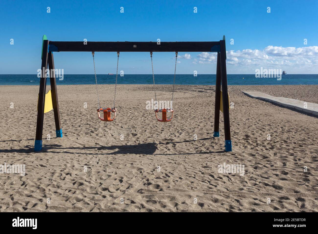 Playa la Malagueta Malaga leere Schaukel an einem Sandstrand Stockfoto