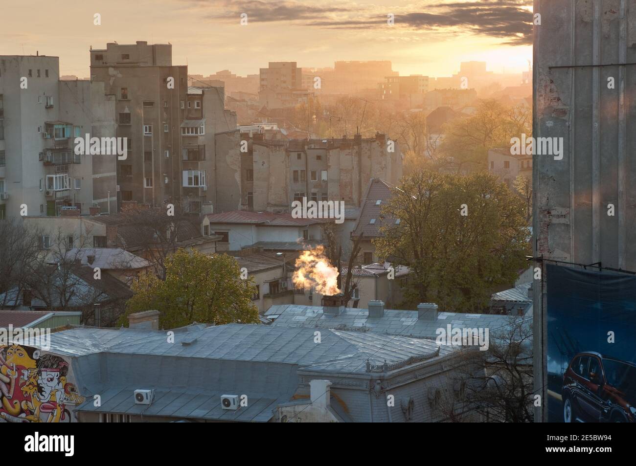 Bucarest, Rumänien - 21. April 2011: Die Sonne dämmert auf grauen und anonymen Wohnhäusern, die die kommunistische Architektur von Buch geprägt haben Stockfoto