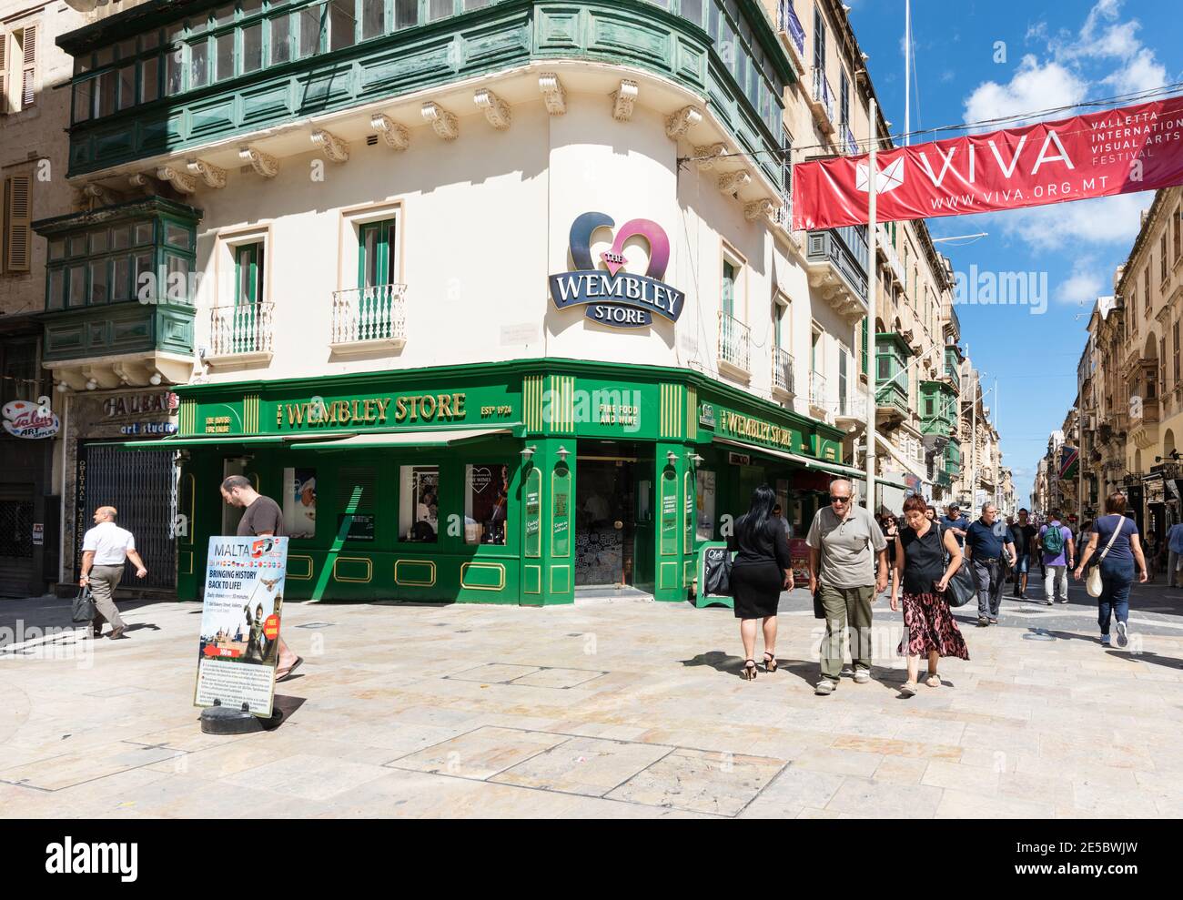 The Wembley Store ein gutes Essen & Lebensmittelgeschäft in Republic Street Valletta Stockfoto