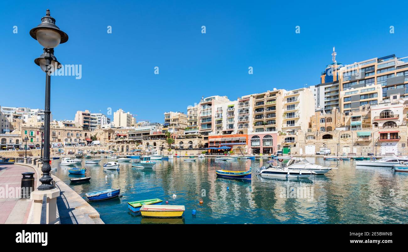 Hotels und Restaurants säumen Spinola Bay in der / Sliema Gegend am Stadtrand von Valletta Malta Stockfoto