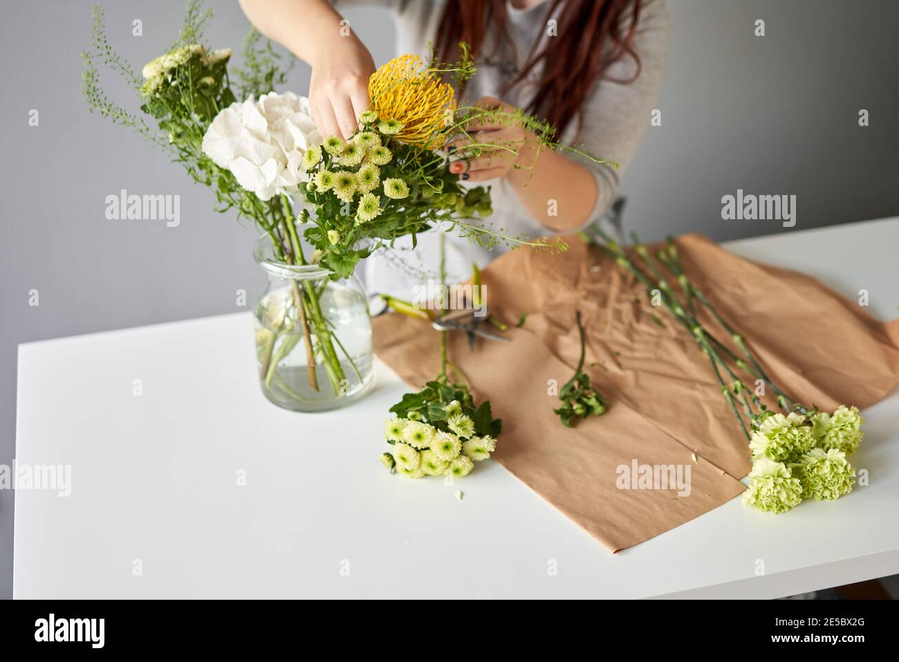 Bouquet 004, Schritt für Schritt Installation von Blumen in einer Vase. Blumenstrauß, für zu Hause eingestellt. Frische Schnittblumen für die Dekoration zu Hause. Europäischer Blumenladen Stockfoto