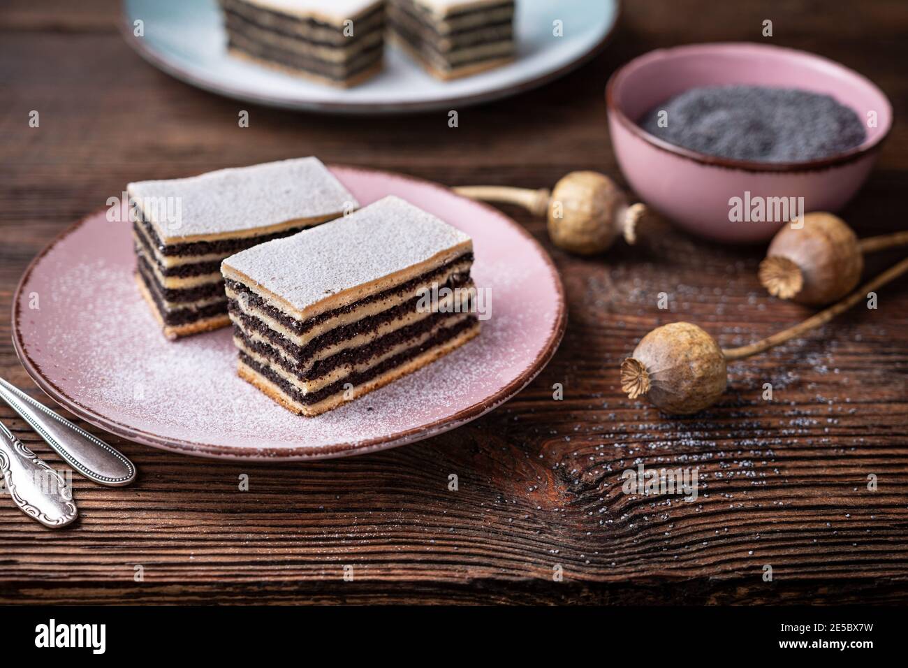 Süßes Dessert, mit Puderzucker bestäubter Mohn-Kuchen Stockfoto