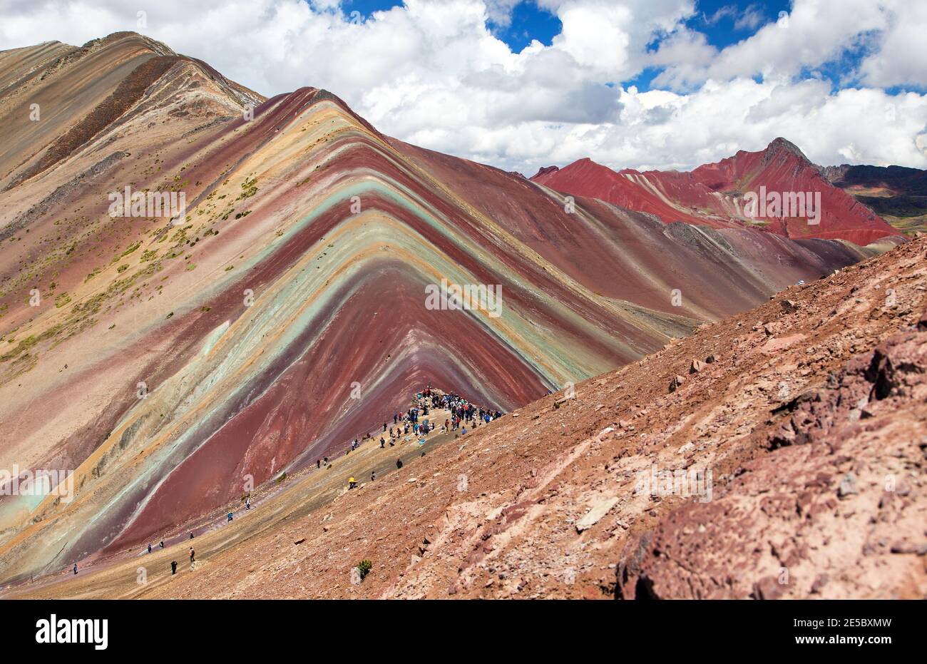 Regenbogengebirge oder Vinicunca Montana de Siete Colores mit Menschen, Cuzco Region in Peru, peruanische Anden, Panoramablick Stockfoto