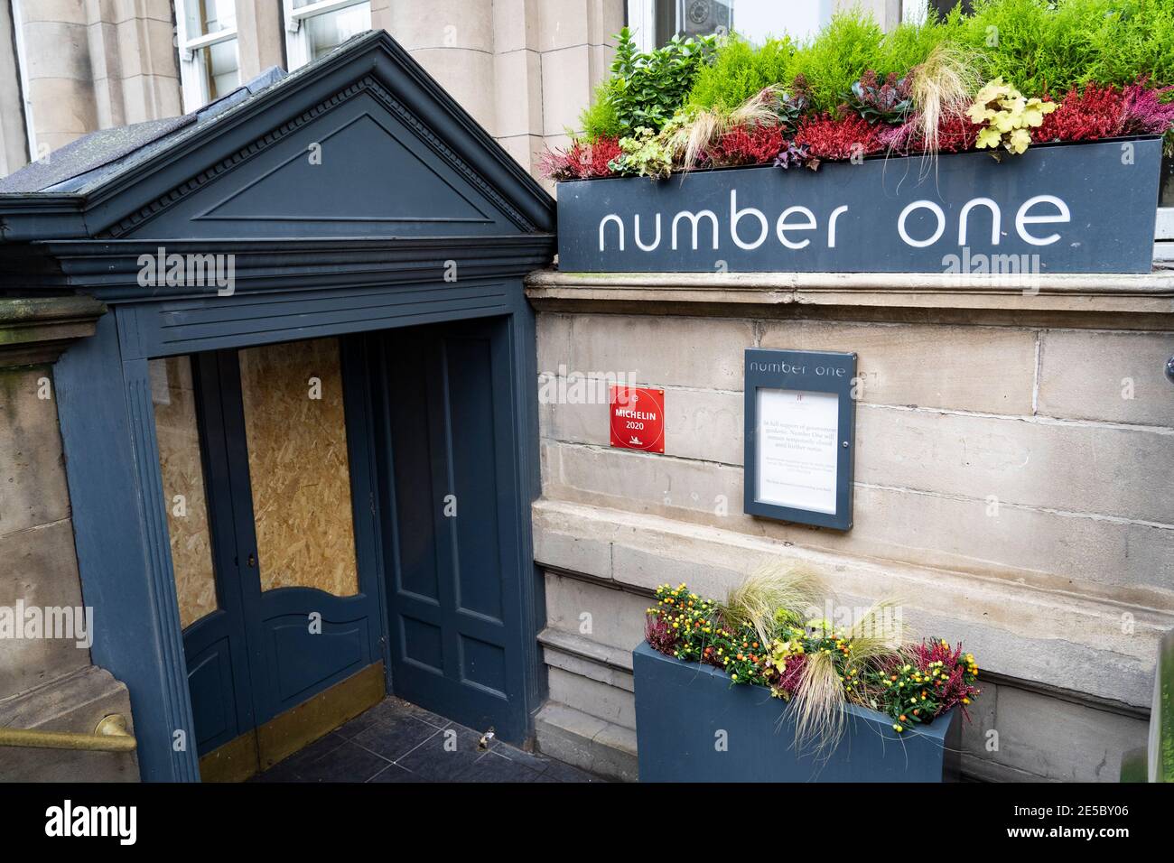 Außenansicht des Nummer-1-Restaurants im Balmoral Hotel mit Michelin-Stern für 2021 ausgezeichnet. Derzeit geschlossen und während der Covid-19 an Bord. Stockfoto