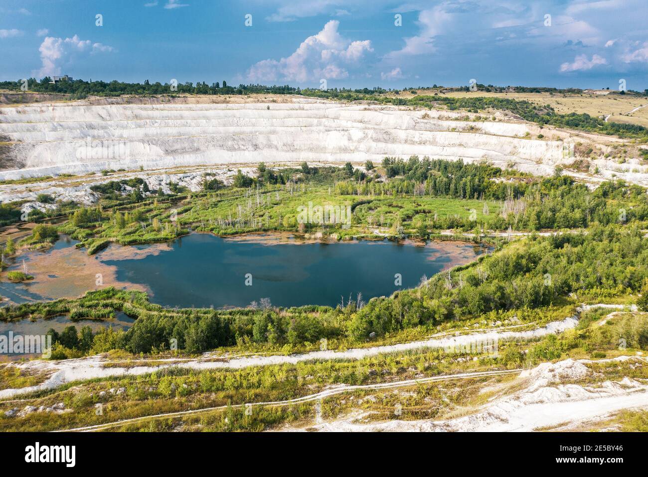 Verlassene Steinbruch in Volsk mit einem schönen See am Boden. Hochwertige Fotos Stockfoto