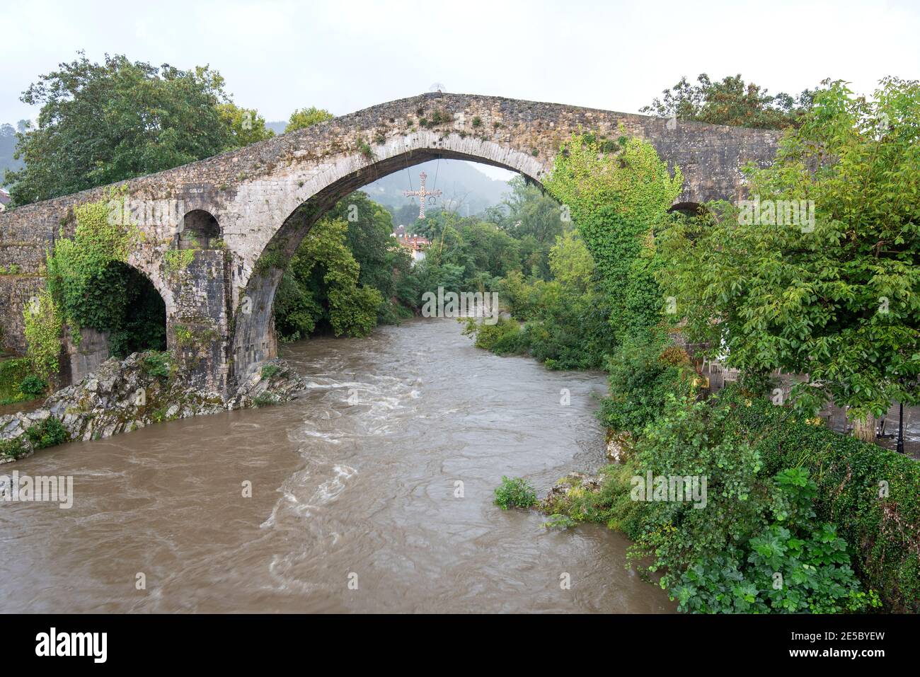 Römische Brücke in Cangas de Onis Stockfoto