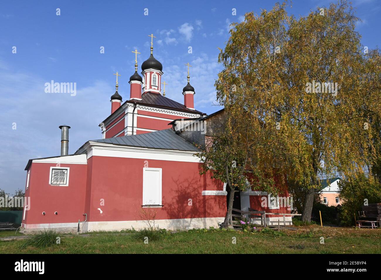 Tempel im historischen Teil der Stadt Kolomna. Orthodoxe Kirchen im Osten der Region Moskau im Herbst. Stockfoto