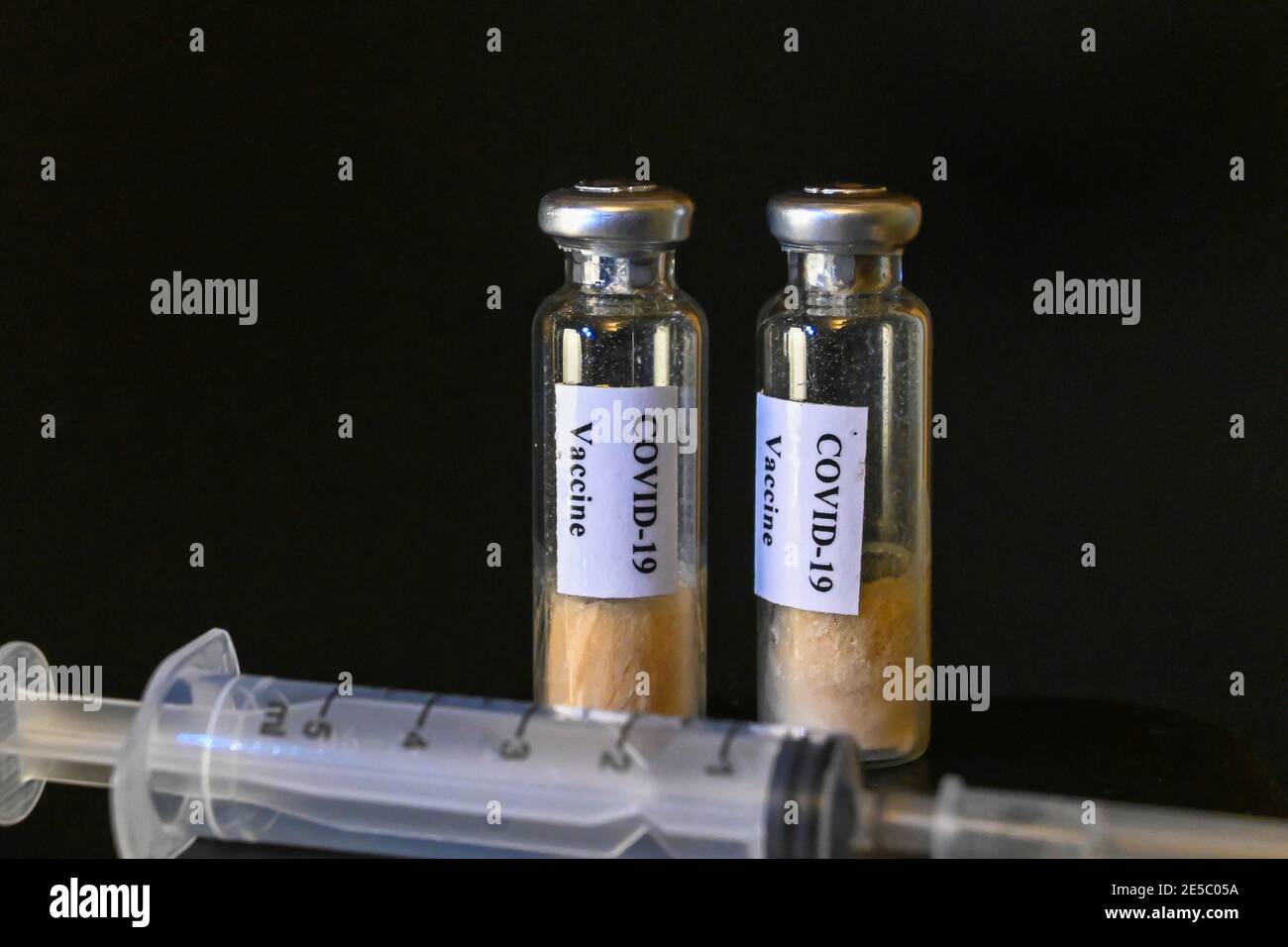 Impfung gegen Coronavirus. Impfstofffläschchen zur Verhinderung von COVID-19. Stockfoto