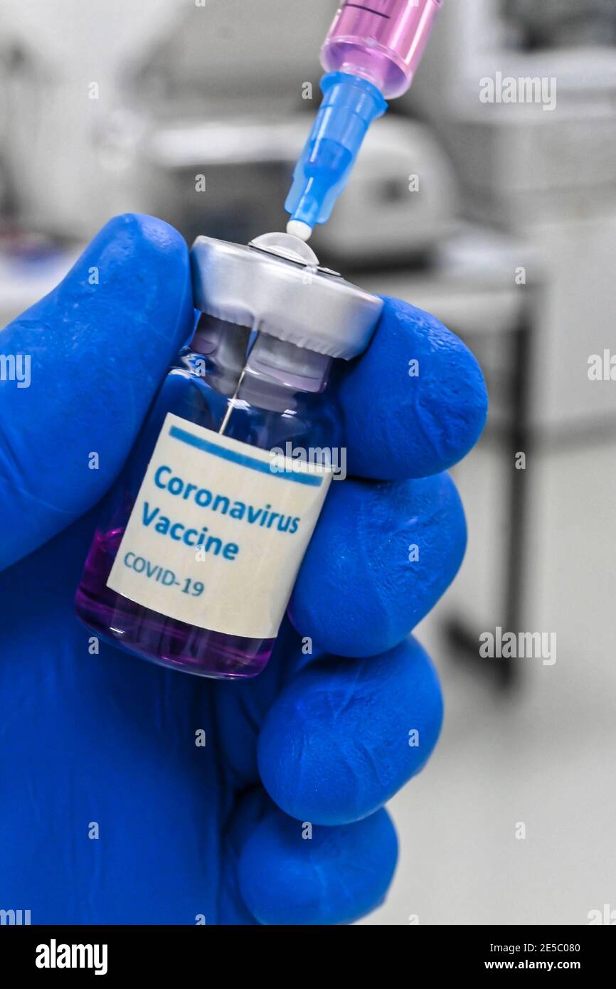 Impfung gegen Coronavirus. Impfstofffläschchen zur Verhinderung von COVID-19. Stockfoto