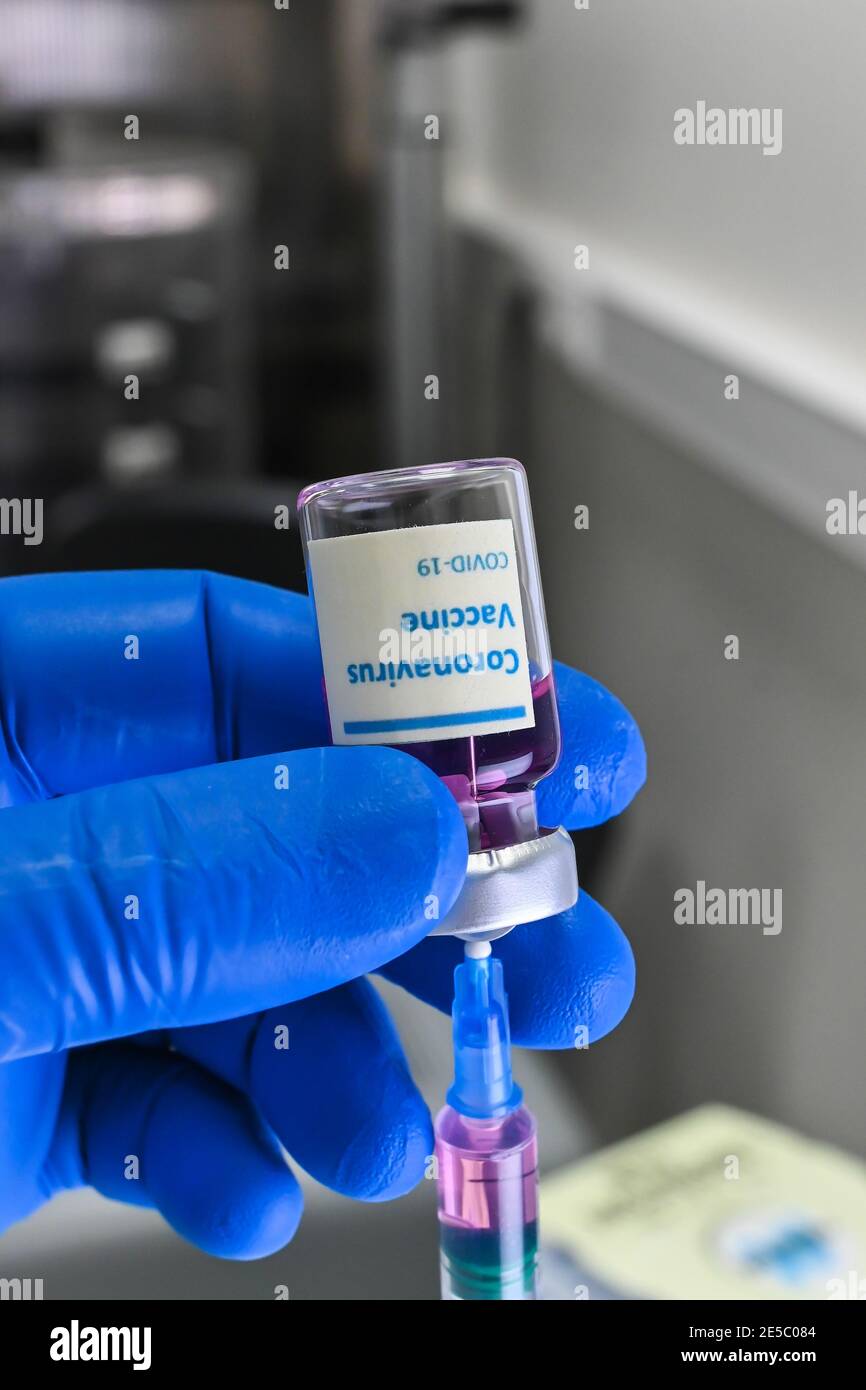 Impfung gegen Coronavirus. Impfstofffläschchen zur Verhinderung von COVID-19. Stockfoto