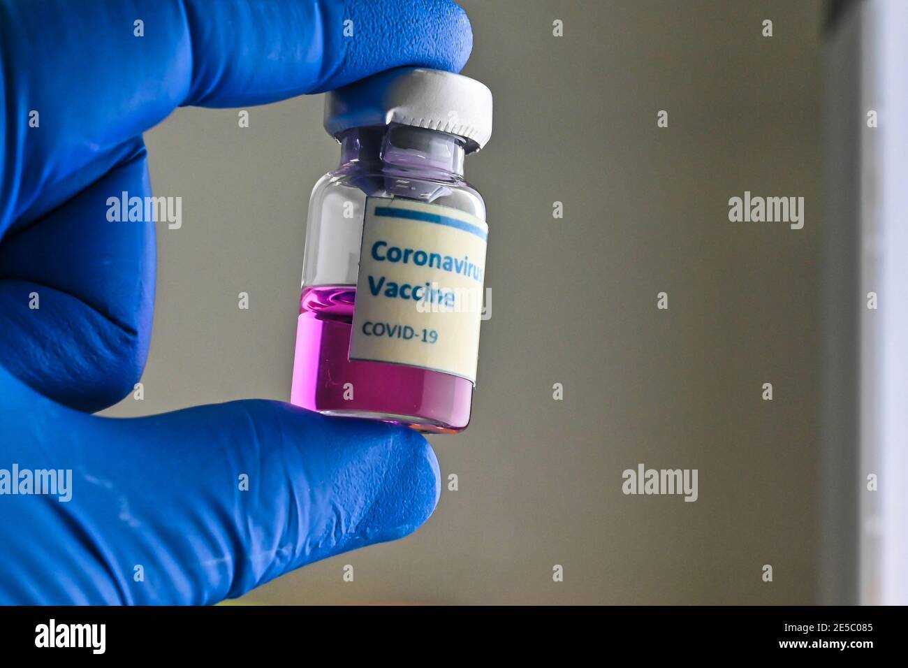 Impfung gegen Coronavirus. Impfstofffläschchen zur Verhinderung von COVID-19. Stockfoto