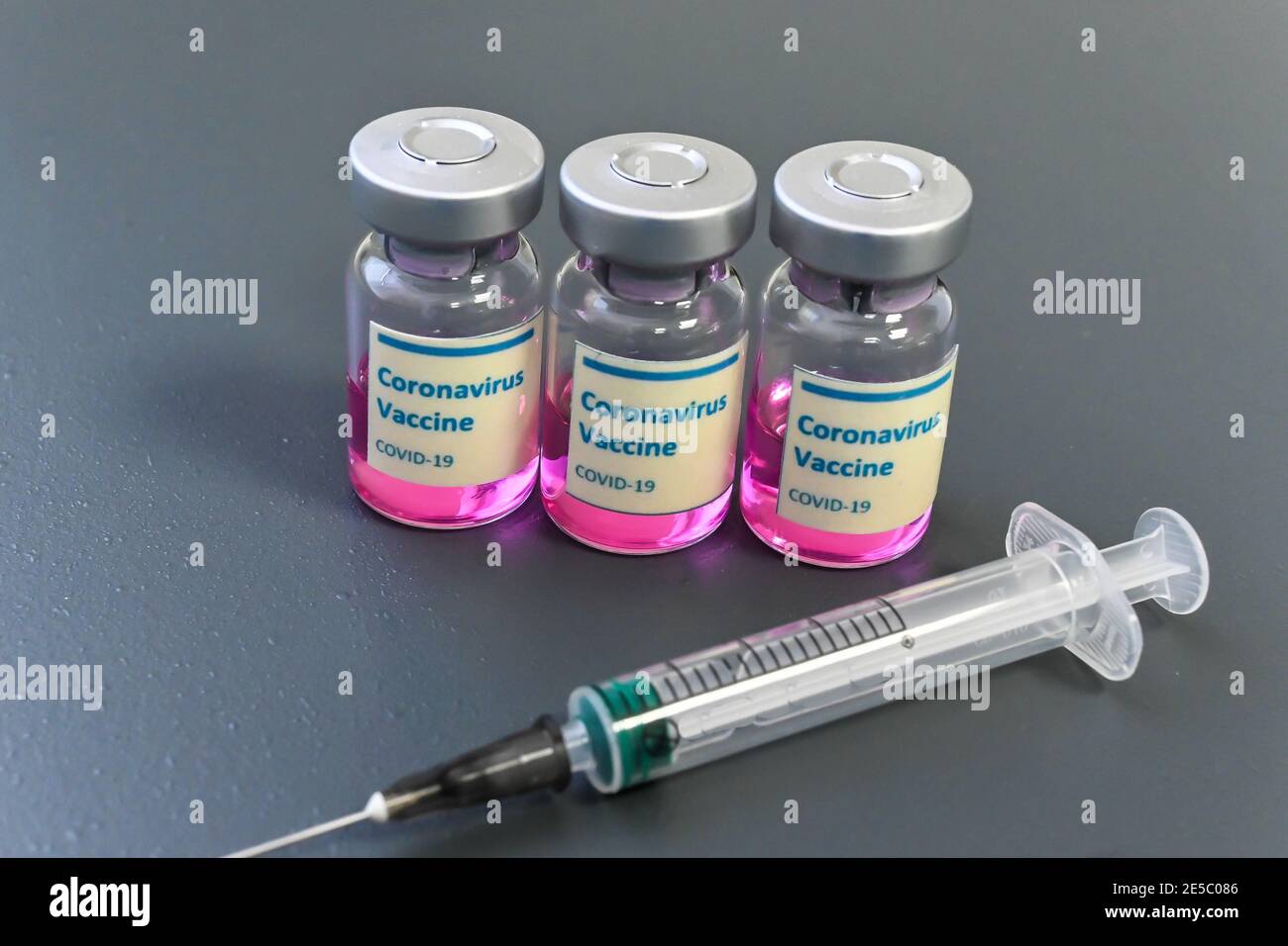 Impfung gegen Coronavirus. Impfstofffläschchen zur Verhinderung von COVID-19. Stockfoto