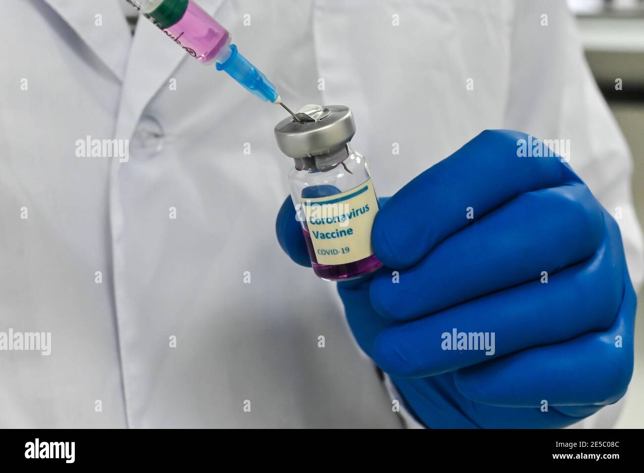 Impfung gegen Coronavirus. Impfstofffläschchen zur Verhinderung von COVID-19. Stockfoto