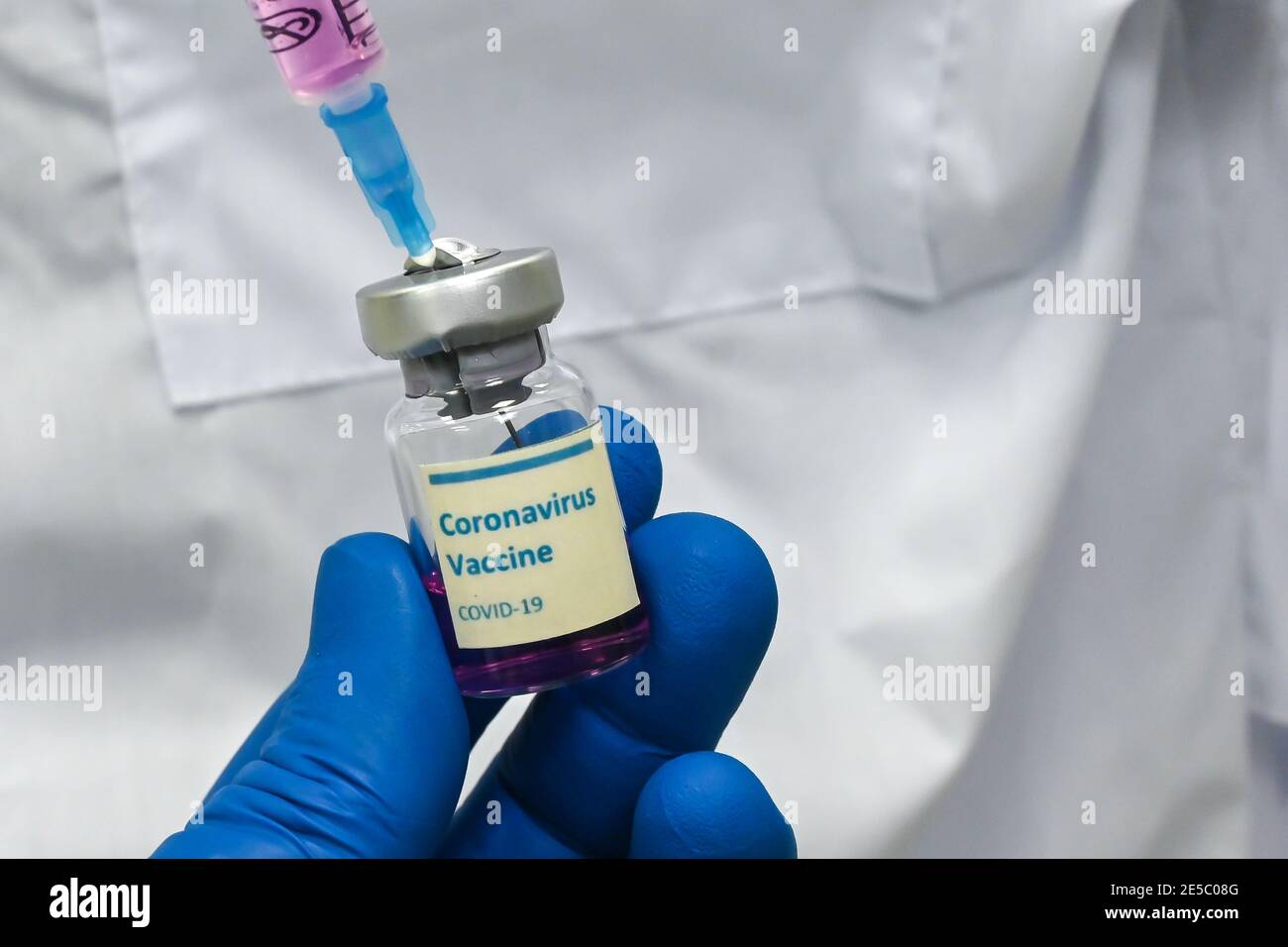 Impfung gegen Coronavirus. Impfstofffläschchen zur Verhinderung von COVID-19. Stockfoto