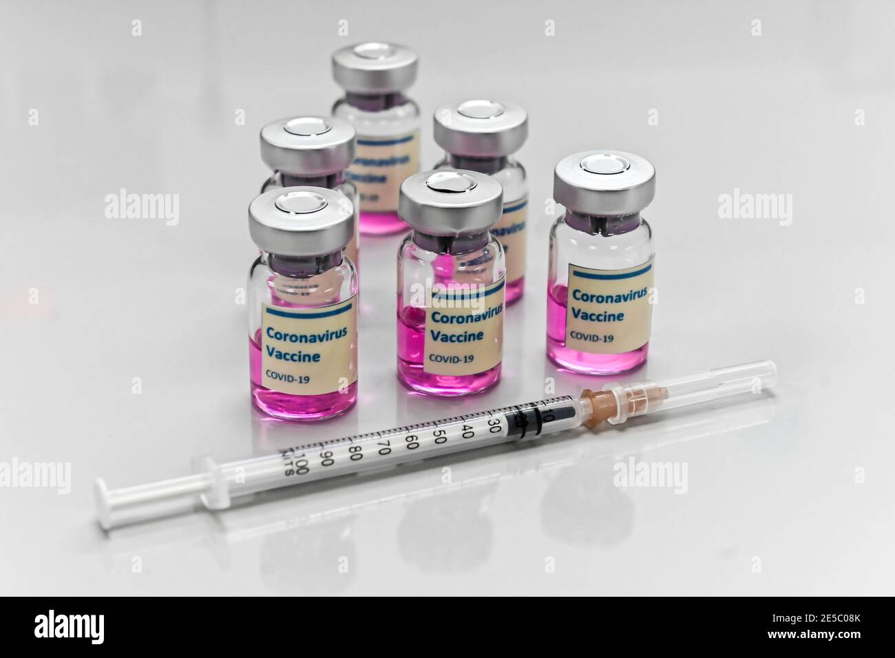 Impfung gegen Coronavirus. Impfstofffläschchen zur Verhinderung von COVID-19. Stockfoto