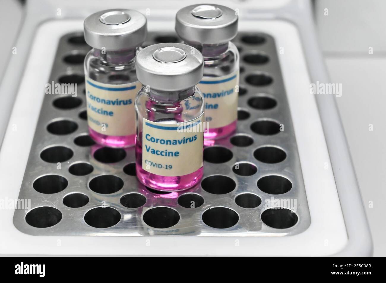 Impfung gegen Coronavirus. Impfstofffläschchen zur Verhinderung von COVID-19. Stockfoto