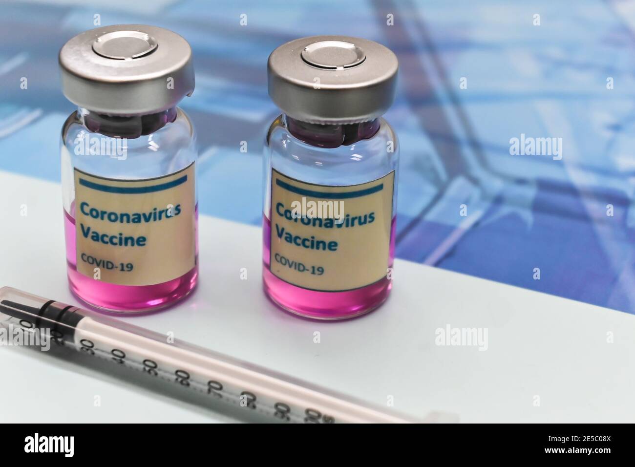 Impfung gegen Coronavirus. Impfstofffläschchen zur Verhinderung von COVID-19. Stockfoto