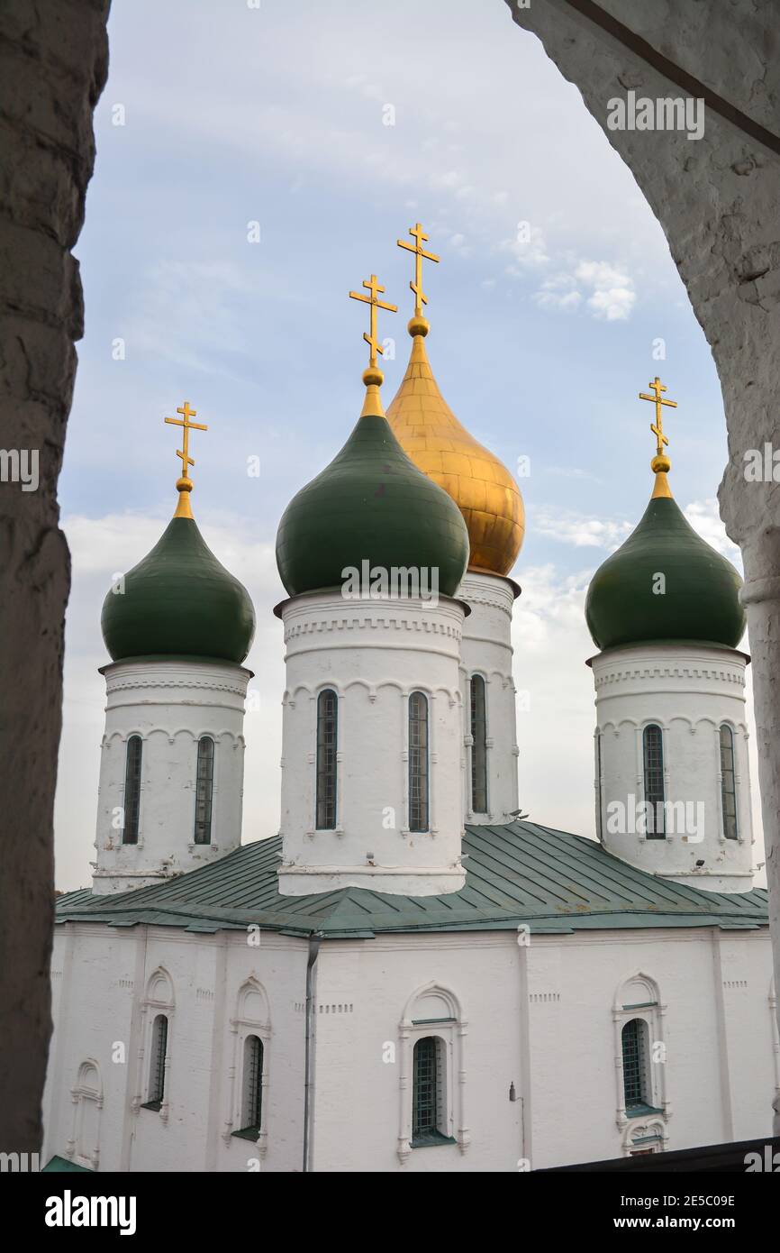 Tempel im historischen Teil der Stadt Kolomna. Orthodoxe Kirchen im Osten der Region Moskau im Herbst. Stockfoto