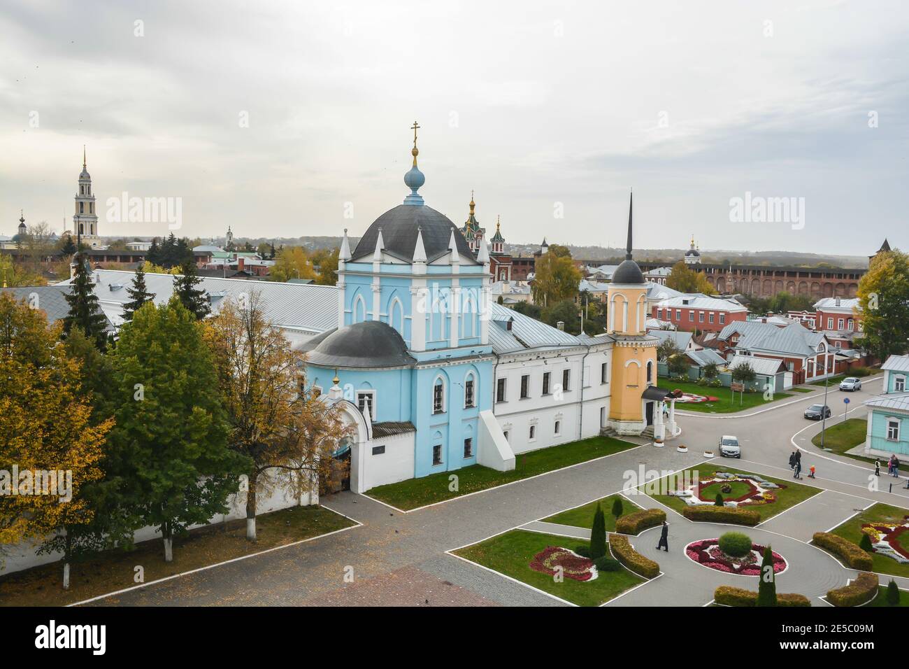 Tempel im historischen Teil der Stadt Kolomna. Orthodoxe Kirchen im Osten der Region Moskau im Herbst. Stockfoto