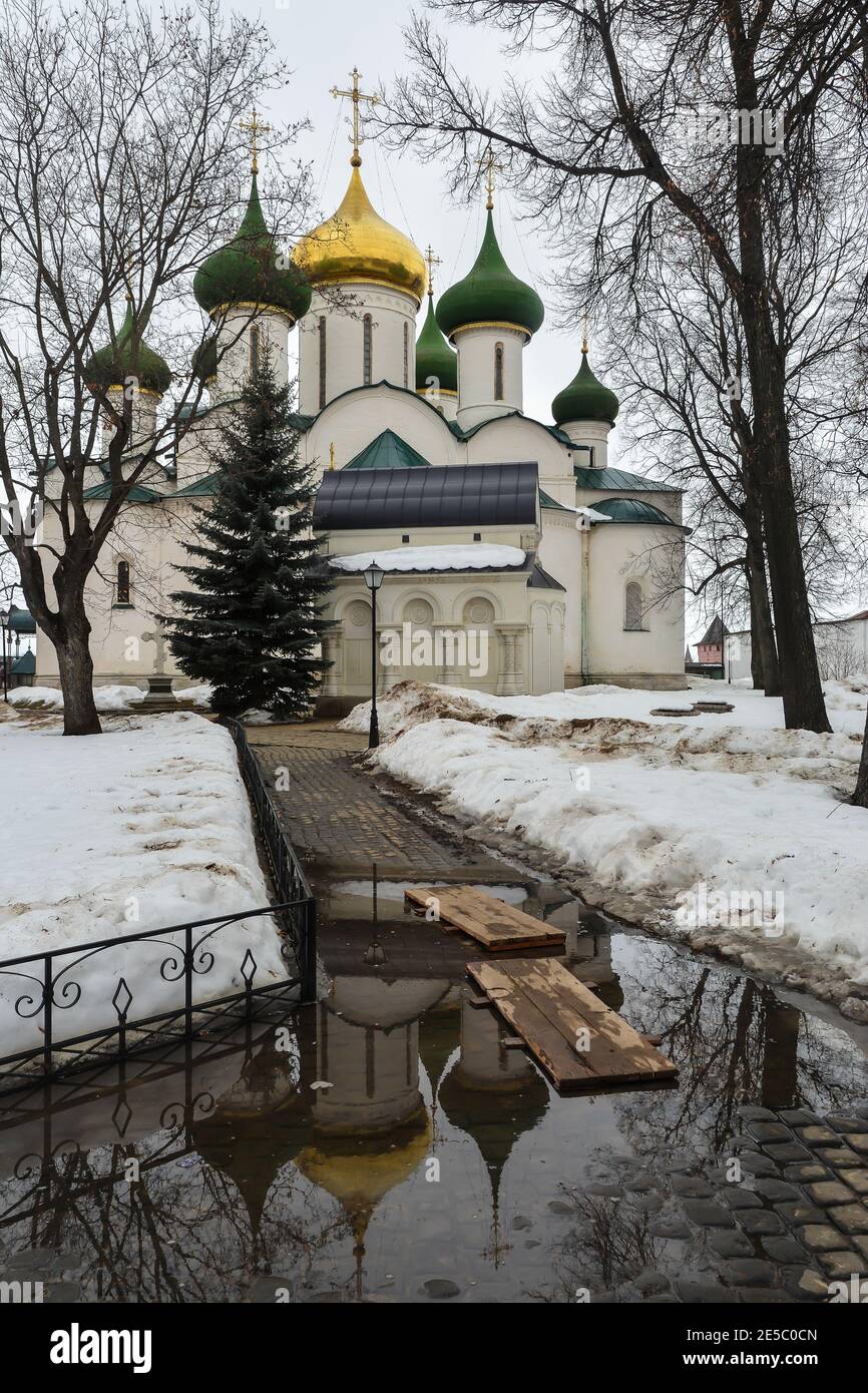 Orthodoxe Kirche in Susdal. Goldener Ring Russlands, früher Frühling. Stockfoto