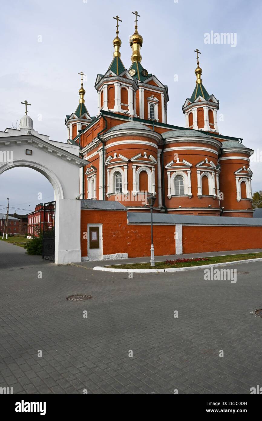 Tempel im historischen Teil der Stadt Kolomna. Orthodoxe Kirchen im Osten der Region Moskau im Herbst. Stockfoto