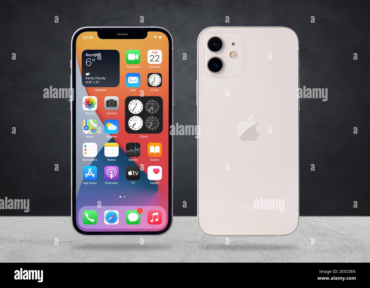 Antalya, Türkei - 25. Januar 2021: Apple iPhone 12 Front blank Bildschirm und Rückseite des Telefons. Stockfoto