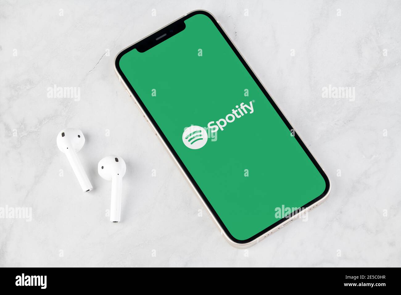 Antalya, TÜRKEI - 25. Januar 2021. IPhone Smartphone-Bildschirm mit Spotify-Logo. Covid-19 Coronavirus Quarantäne zu Hause bleiben Konzept Stockfoto