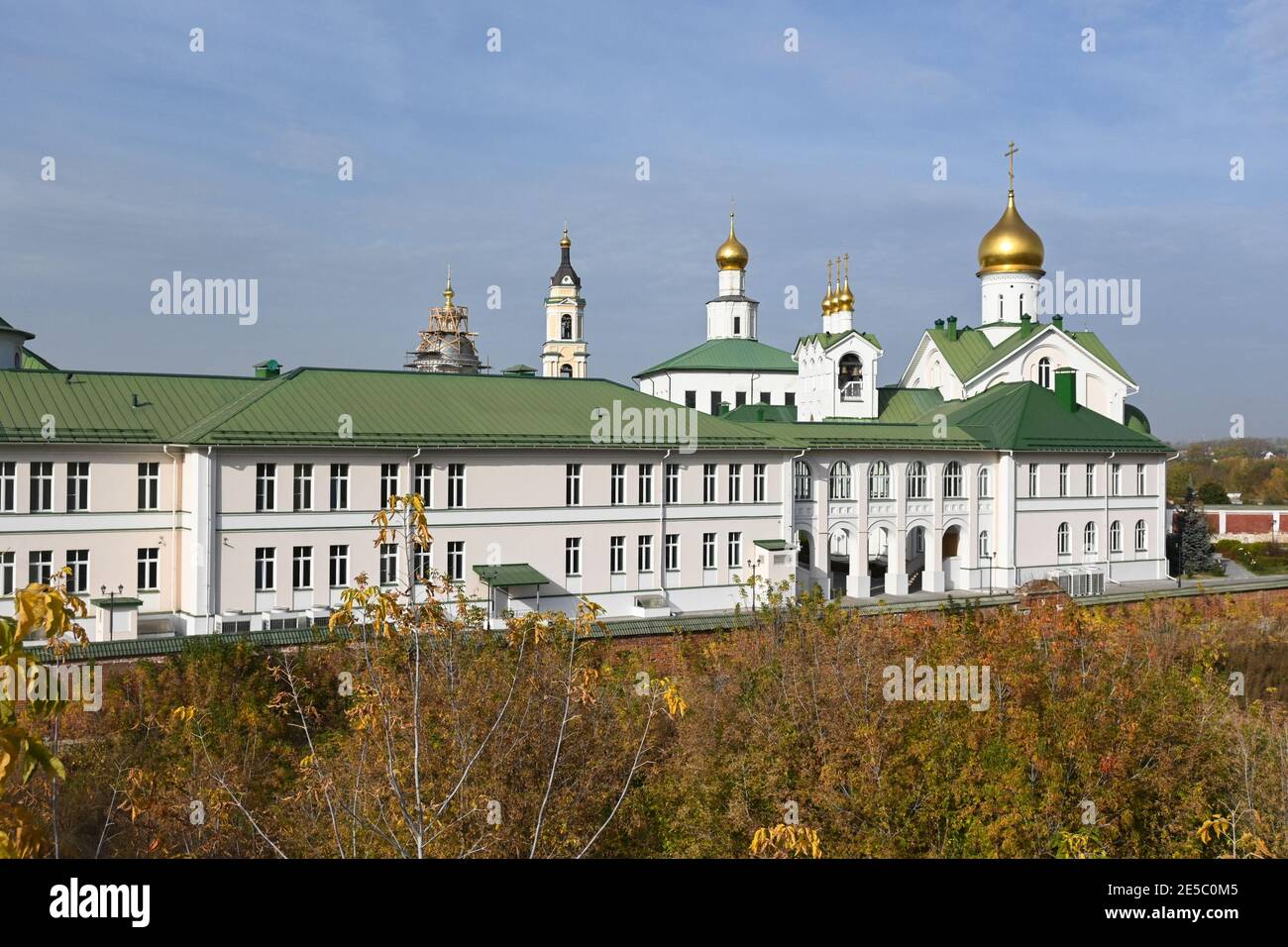 Tempel im historischen Teil der Stadt Kolomna. Orthodoxe Kirchen im Osten der Region Moskau im Herbst. Stockfoto