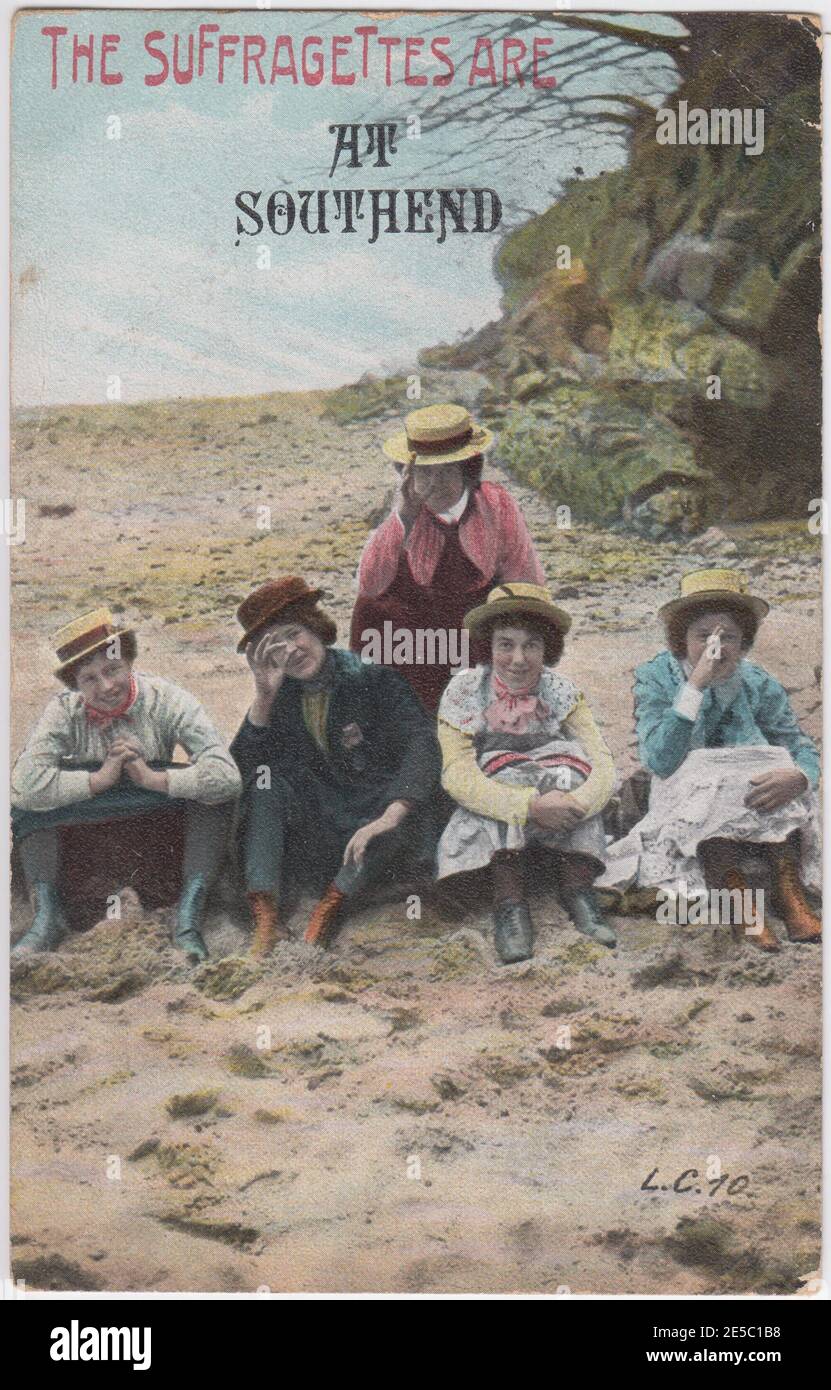 Die Suffragettes sind in Southend: Satirische Postkarte, die die Frauenwahlbewegung verspottet, darunter junge Frauen, die ihre Nasen an der Kamera drücken (und in einer allgemein 'unladylike' Art sitzen) Stockfoto