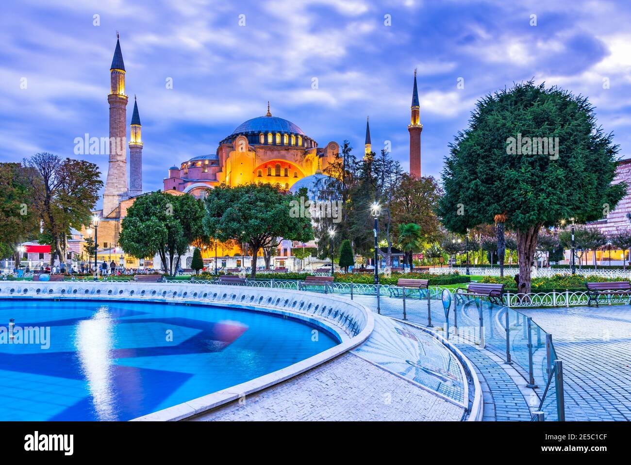 Hagia Sophia Kuppeln und Minarette in der Altstadt von Istanbul, Türkei, in der Dämmerung Stockfoto