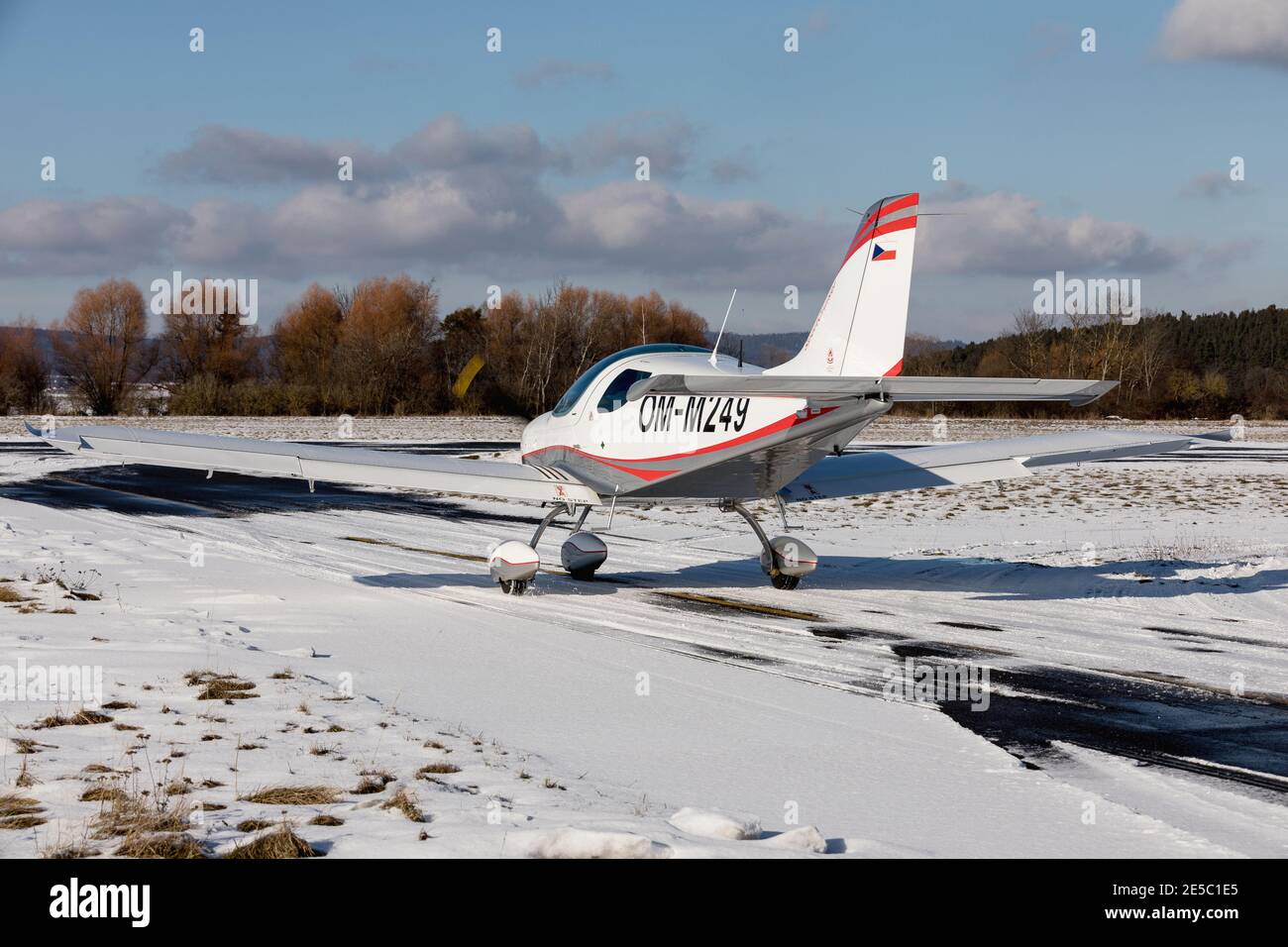 DLOUHA LHOTA, TSCHECHISCHE REPUBLIK - 27. JANUAR 2021. SportCruiser kleines Sportflugzeug. Der kleine SportCruiser hebt auf einer verschneiten Landebahn im Flughafen Pribram, Tschechien ab Stockfoto