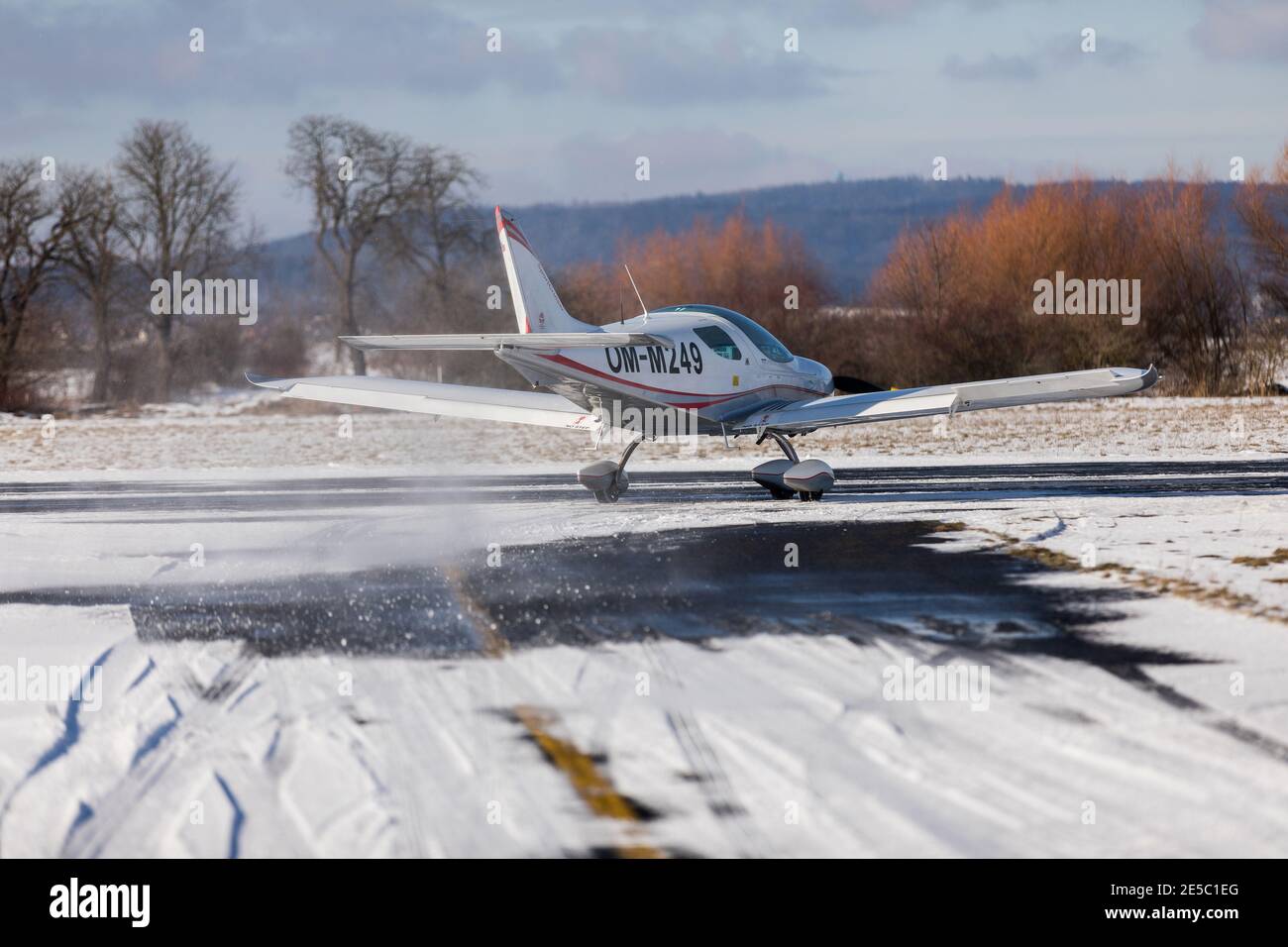 DLOUHA LHOTA, TSCHECHISCHE REPUBLIK - 27. JANUAR 2021. SportCruiser kleines Sportflugzeug. Der kleine SportCruiser hebt auf einer verschneiten Landebahn im Flughafen Pribram, Tschechien ab Stockfoto