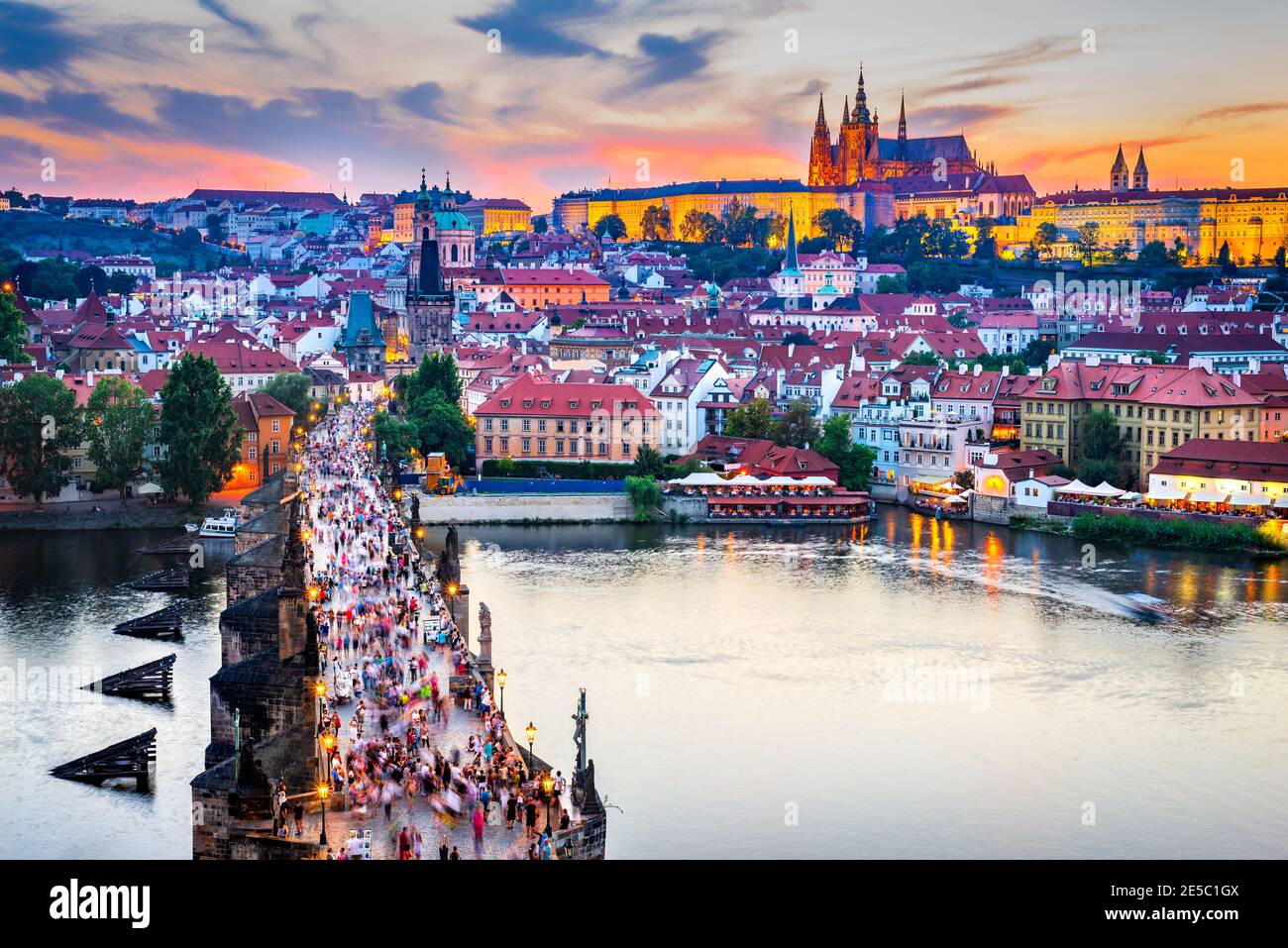 Prag, Tschechische Republik. Die Karlsbrücke und Hrad (Prager Burg) mit Vitus Kathedrale, Böhmen Sehenswürdigkeiten in Prag. Stockfoto