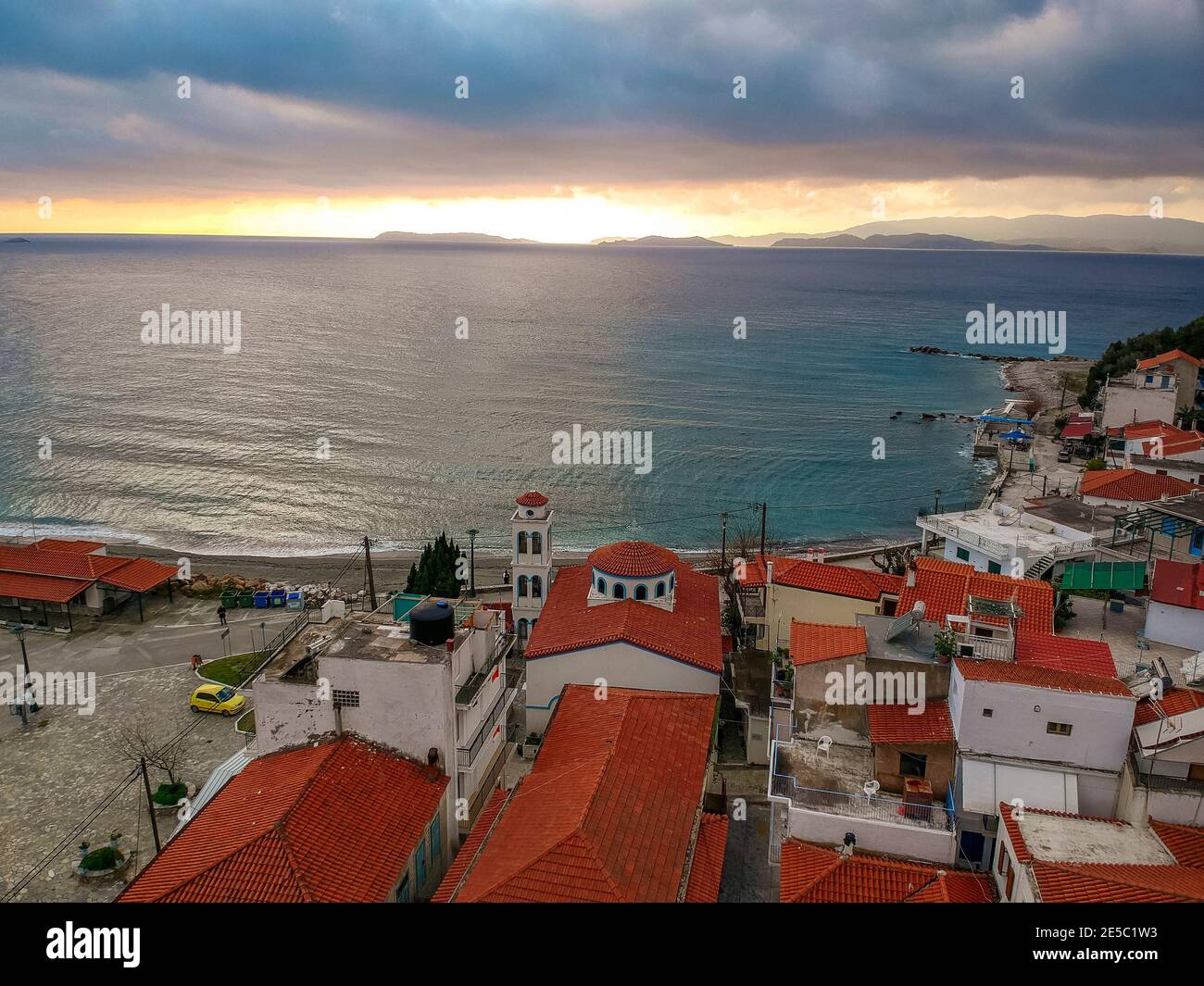 Luftaufnahme des Küstendorfes Loutraki und des Hafens in Glossa im Winter. Skopelos, Sporaden, Griechenland, Europa Stockfoto