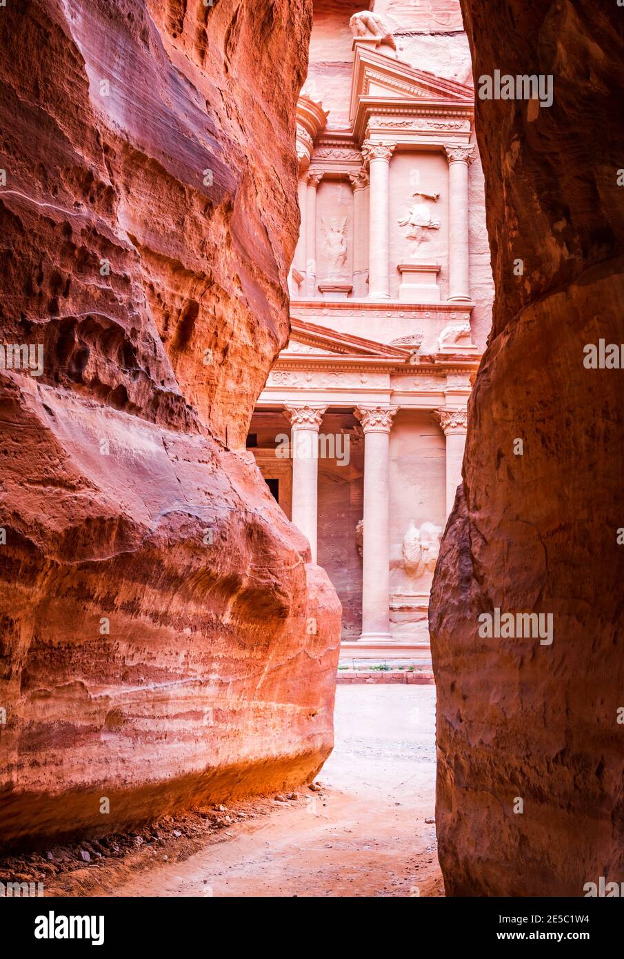 Petra, Jordanien - Siq und die Schatzkammer, Al Khazneh antike Petra eines der neuen Sieben Weltwunder. Stockfoto