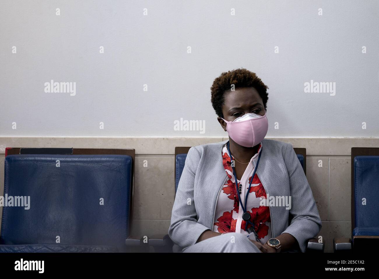 Washington, Usa. Januar 2021. Karine Jean-Pierre, stellvertretende Pressesprecherin des Weißen Hauses, trägt eine Schutzmaske während einer Pressekonferenz im James S. Brady Press Briefing Room im Weißen Haus in Washington, DC, USA, am Mittwoch, 27. Januar 2021. US-Präsident Joe Biden wird am Mittwoch Exekutivmaßnahmen ergreifen, um den Klimawandel zu bekämpfen, einschließlich der zeitweiligen Blockierung neuer Mietverträge für Ölbohrungen auf Bundesländern, der Anordnung einer Überprüfung der Subventionen für fossile Brennstoffe und anderer Maßnahmen zur Überholung des US-Energiemix. Foto von Stefani Reynolds/UPI Kredit: UPI/Alamy Live Nachrichten Stockfoto