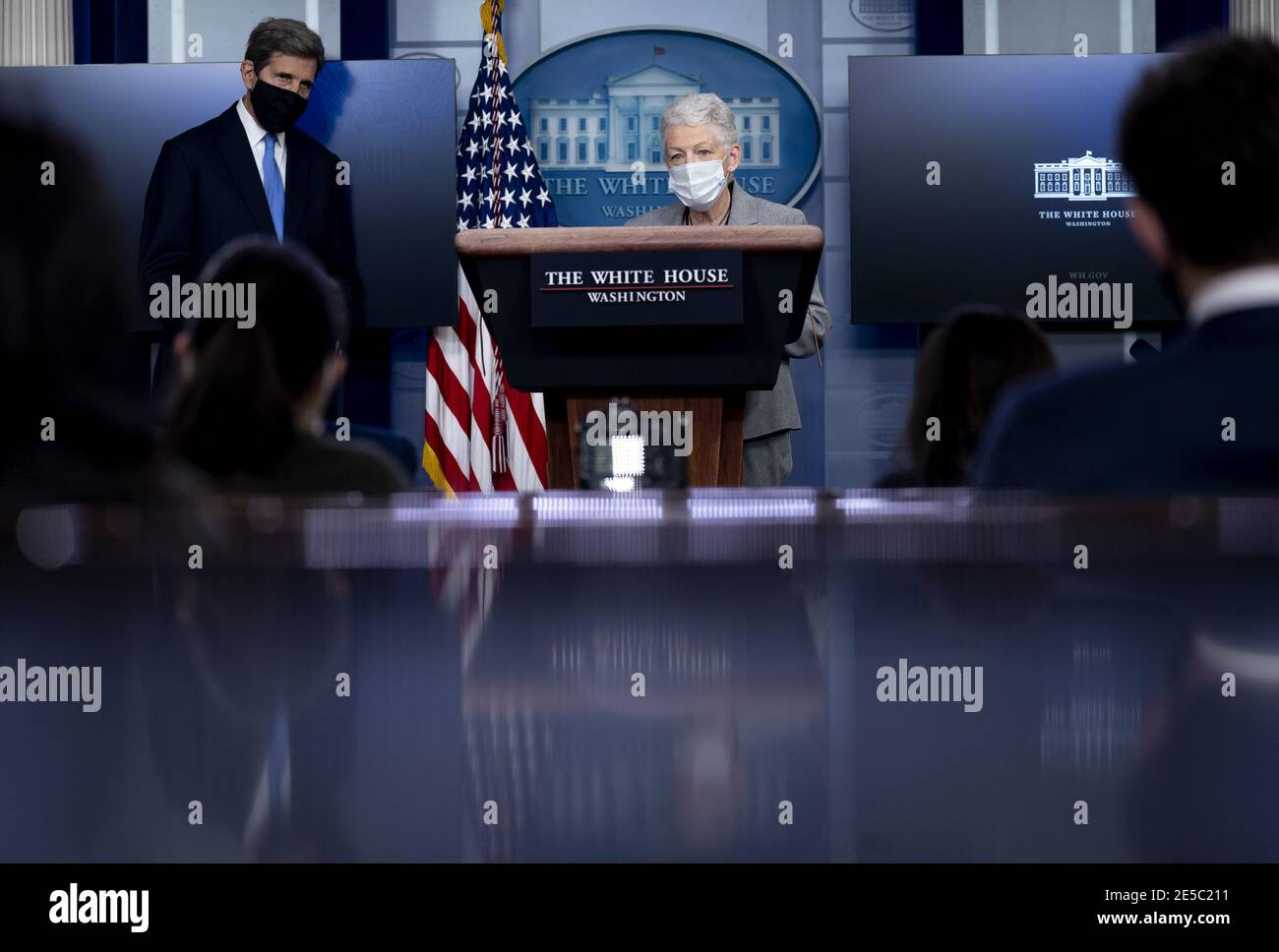 Washington, Usa. Januar 2021. Gina McCarthy, nationaler Klimaberater, mit John Kerry, Sonderbeauftragter des Präsidenten für Klima, spricht während einer Pressekonferenz im James S. Brady Press Briefing Room im Weißen Haus in Washington, DC, USA, am Mittwoch, den 27. Januar 2021. US-Präsident Joe Biden wird am Mittwoch Exekutivmaßnahmen ergreifen, um den Klimawandel zu bekämpfen, einschließlich der zeitweiligen Blockierung neuer Mietverträge für Ölbohrungen auf Bundesländern, der Anordnung einer Überprüfung der Subventionen für fossile Brennstoffe und anderer Maßnahmen zur Überholung des US-Energiemix. Kredit: UPI/Alamy Live Nachrichten Stockfoto