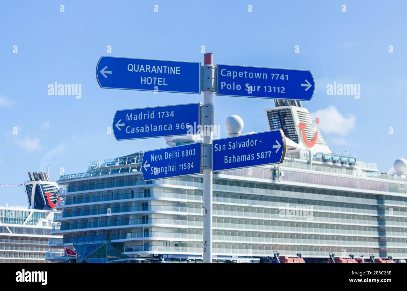 Zusammengesetztes Bild mit Quarantäne-Hotelschild vor TUI-Kreuzfahrtschiffen. Stockfoto