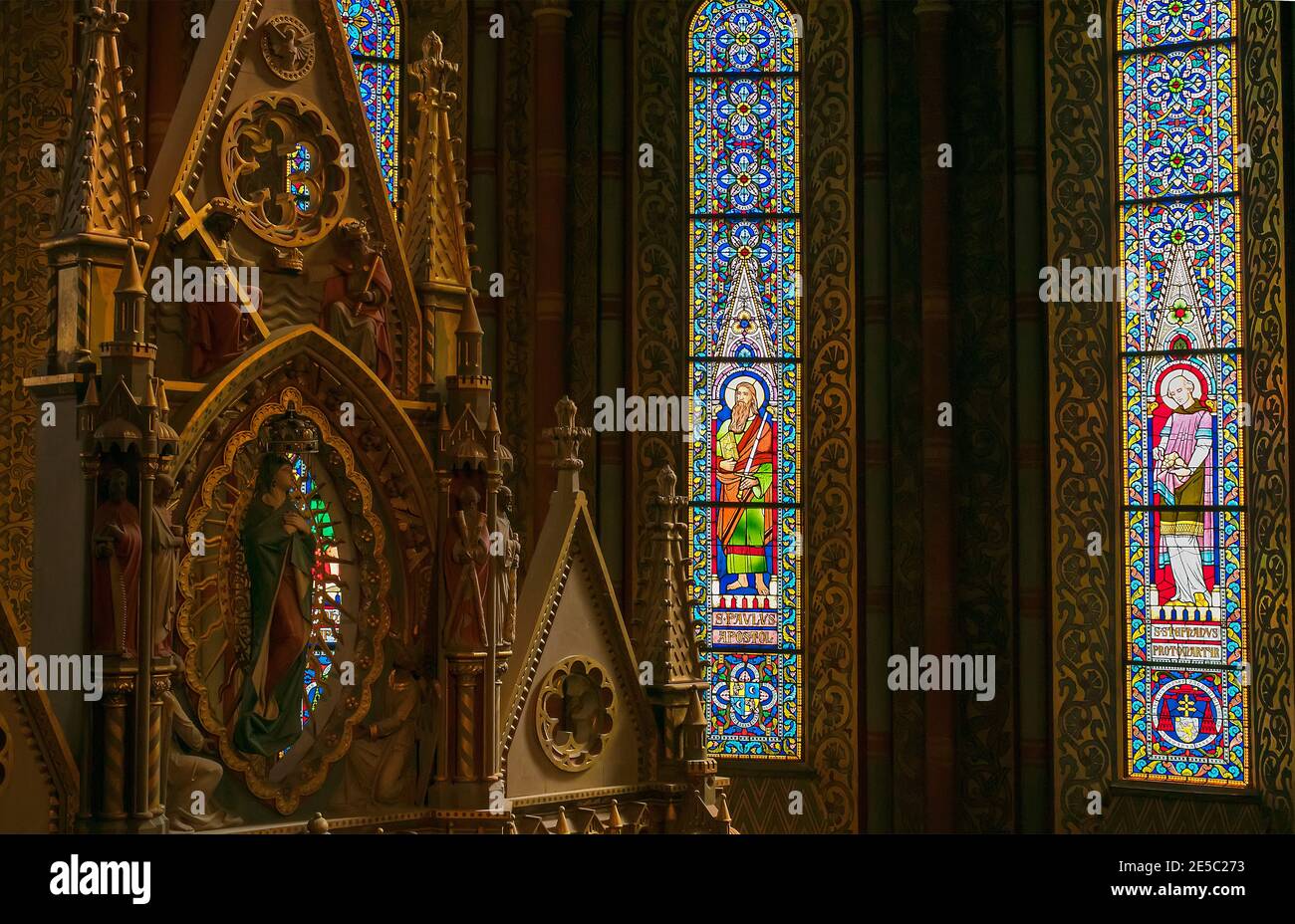 Glasfenster und Innenraum Matthias Kirche, Burgviertel, Buda, Budapest, Ungarn Stockfoto
