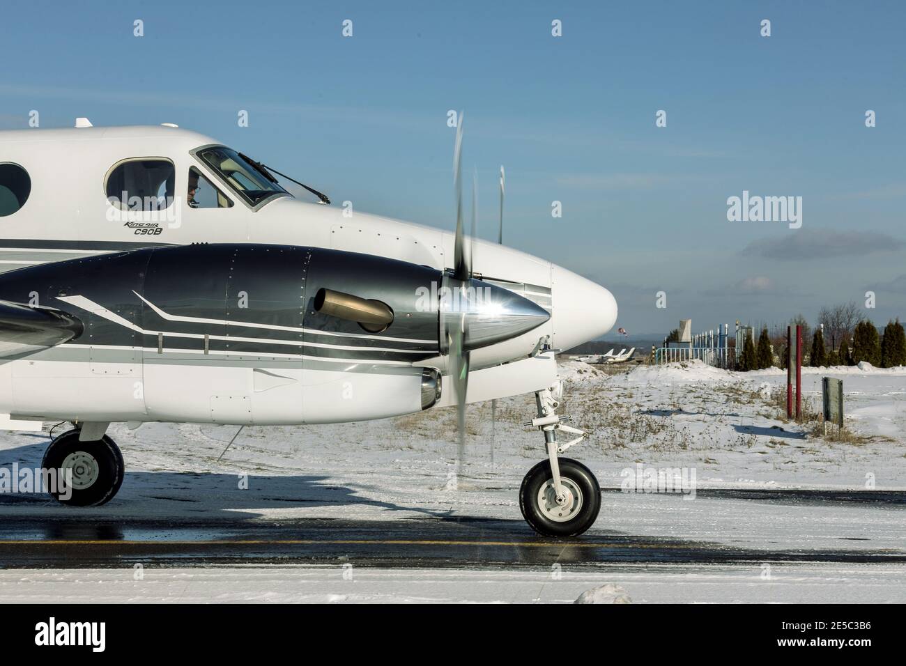 DLOUHA LHOTA, TSCHECHISCHE REPUBLIK - 27. JANUAR 2021. Beechcraft BE A90 King Air (OK-SIL) rollt auf einer verschneiten Landebahn am Flughafen in Príbram, Tschechien Stockfoto