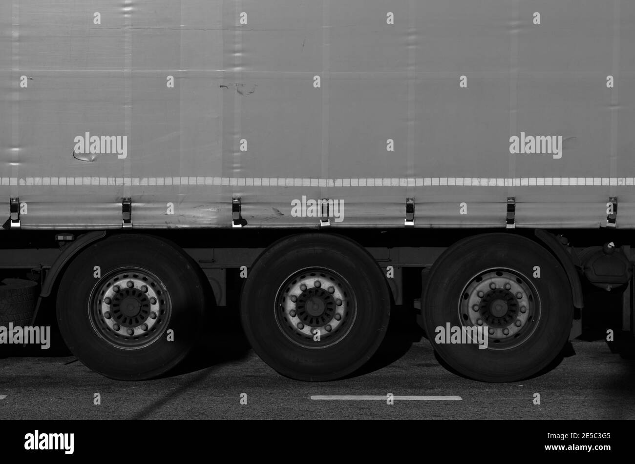 Nahaufnahme von LKW-Sattelauflieger Räder und Fracht, Logistik Hintergrundbild Stockfoto