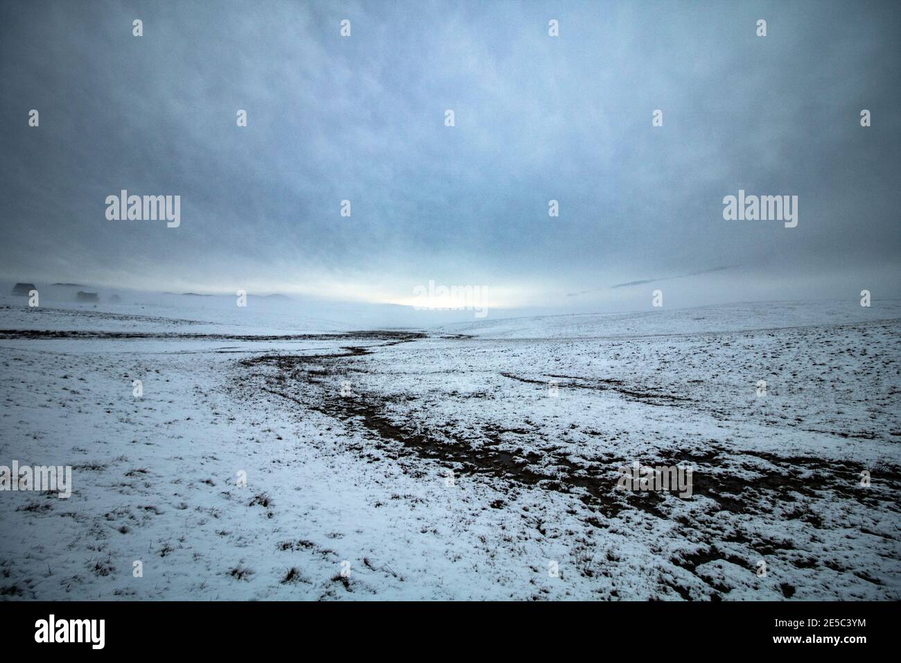 Winter, fast apokalyptische Landschaft von Schnee bedeckt Bergfelder, wie es aus einer anderen Welt Stockfoto